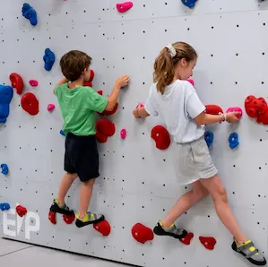 enfant pratiquant l’escalade à l’UCPA Sport Station Bordeaux