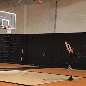 enfant jouant au basket chez Hoops Factory Bordeaux