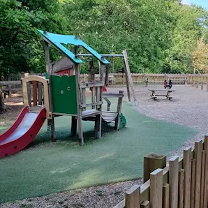 aire de jeux du Bassin du Cap de Bos à Pessac avec balançoire et toboggan