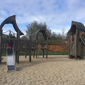 aire de jeux du Parc Renard à Mérignac avec balançoires et toboggan