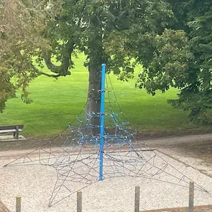 aire de jeux rue Robert Ballion à Mérignac avec toboggan