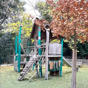 aire de jeux du Parc Rivière à Bordeaux avec toboggan et balançoires