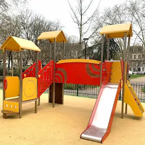 aire de jeux partiellement ombragée de Saint-Seurin à Bordeaux