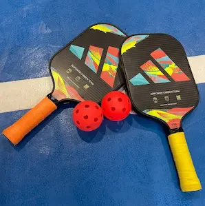enfant de 6 à 7 ans découvrant le pickleball chez Ginga à Bordeaux