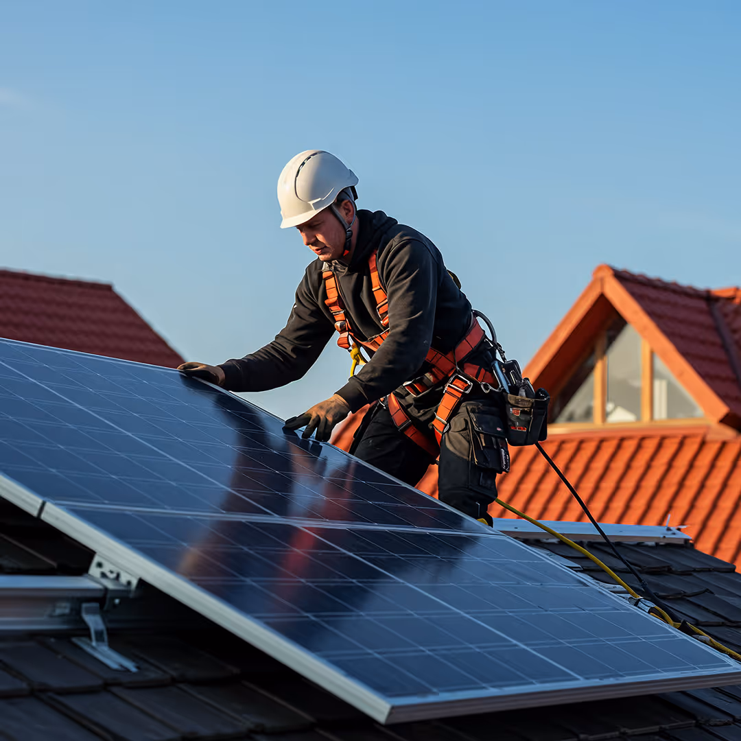 man-installing-solar-panels-roof-freepik
