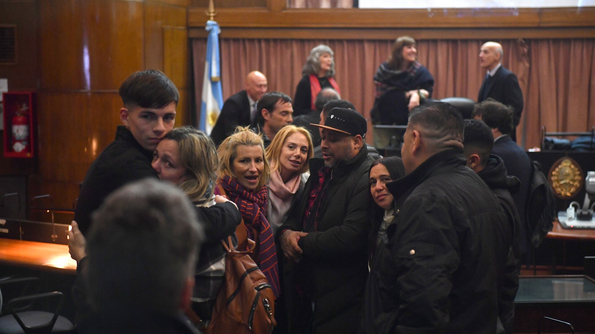 Julián Salas, sobreviviente, abraza a su madre mientras la mamá de Lucas increpa a los condenados tras la sentencia (Maximiliano Luna)