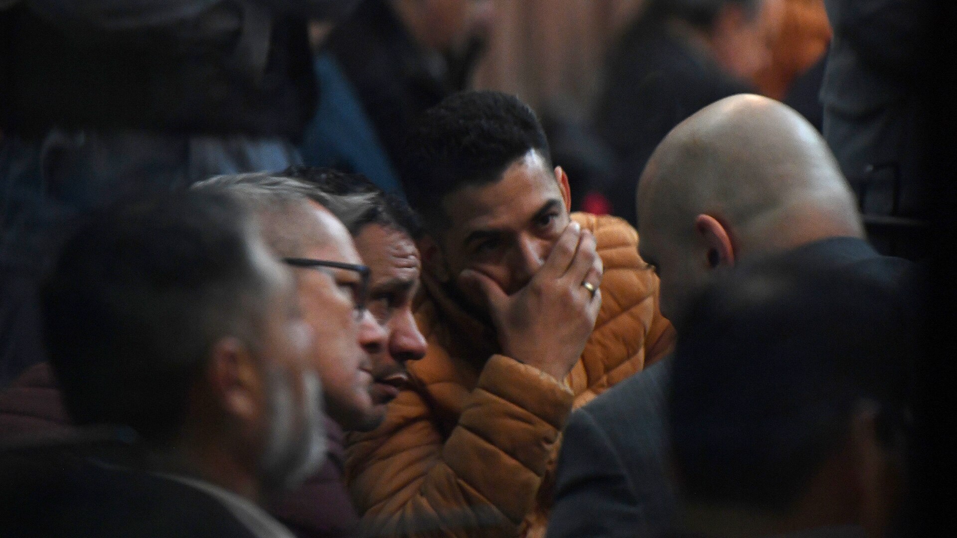 Los tres condenados a perpetua hablan con uno de sus abogados defensores, Martín Sarubbi (Maximiliano Luna)