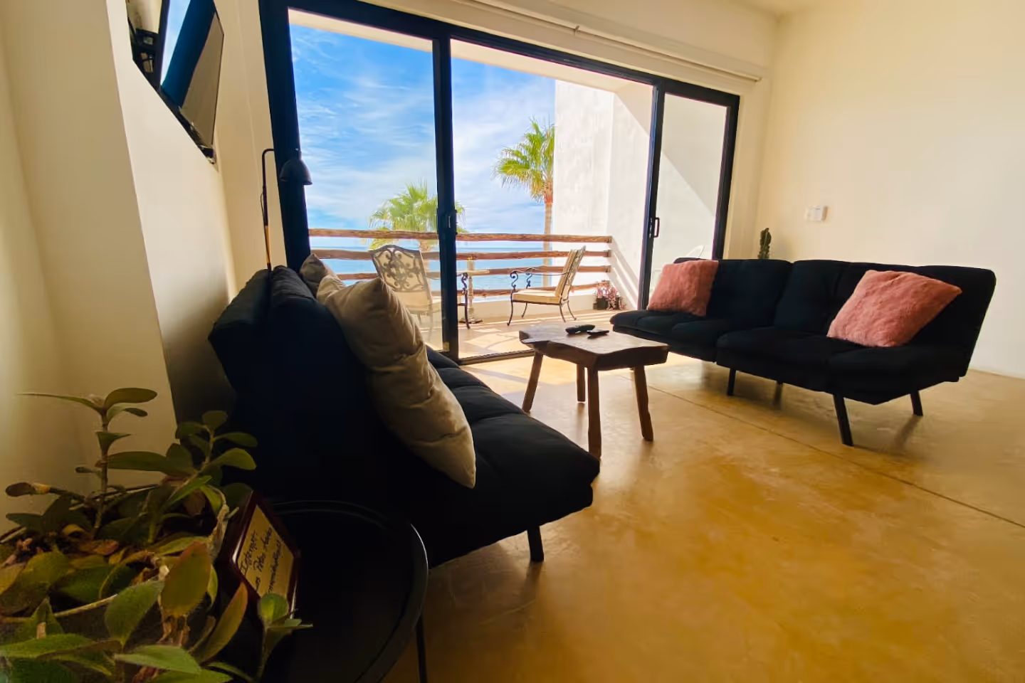 Acogedor y frente al mar, ideal para 2 personas con capacidad máxima de 4.