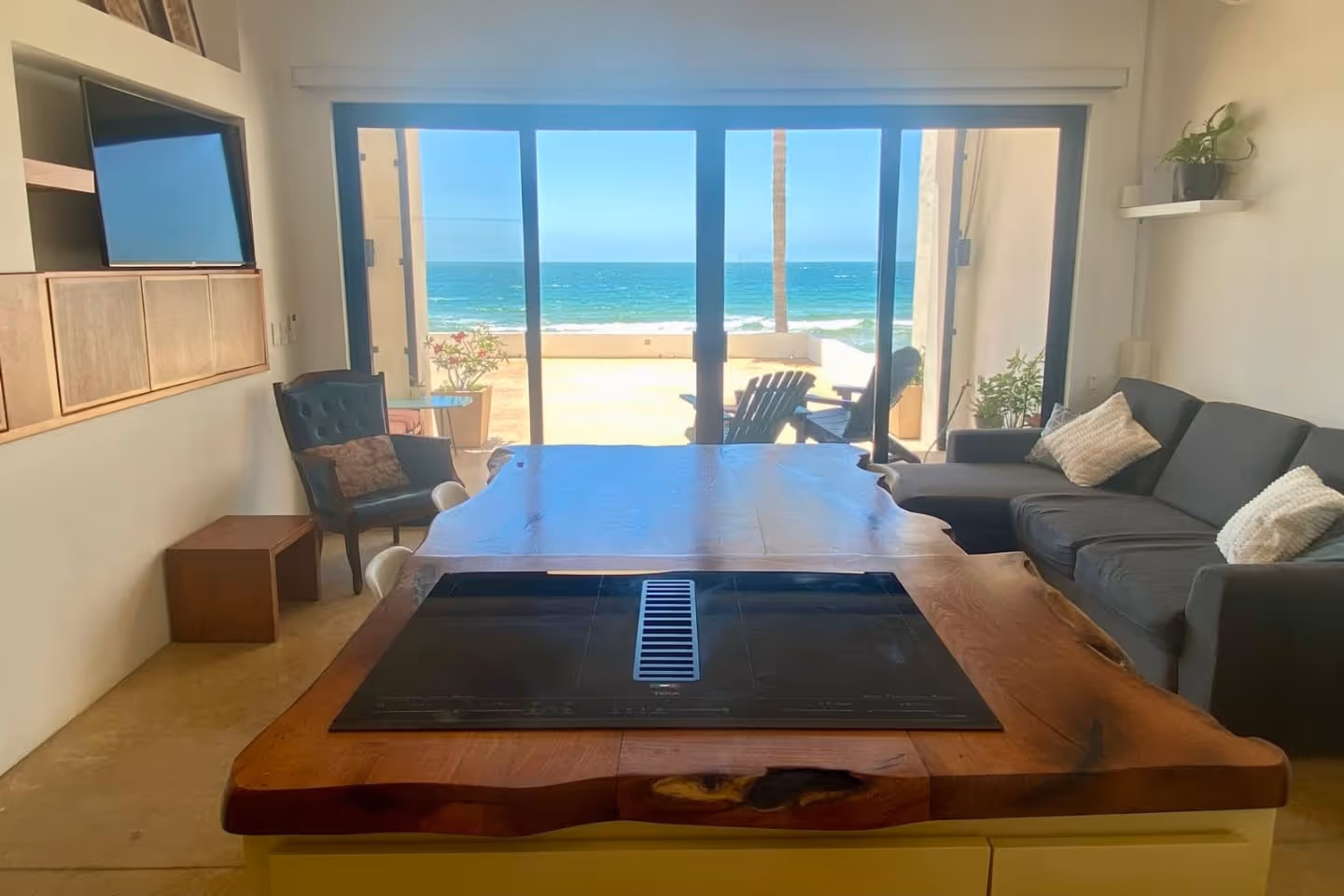 Cómodo y con vista directa al mar, ideal para parejas o familias pequeñas de hasta 4 personas.