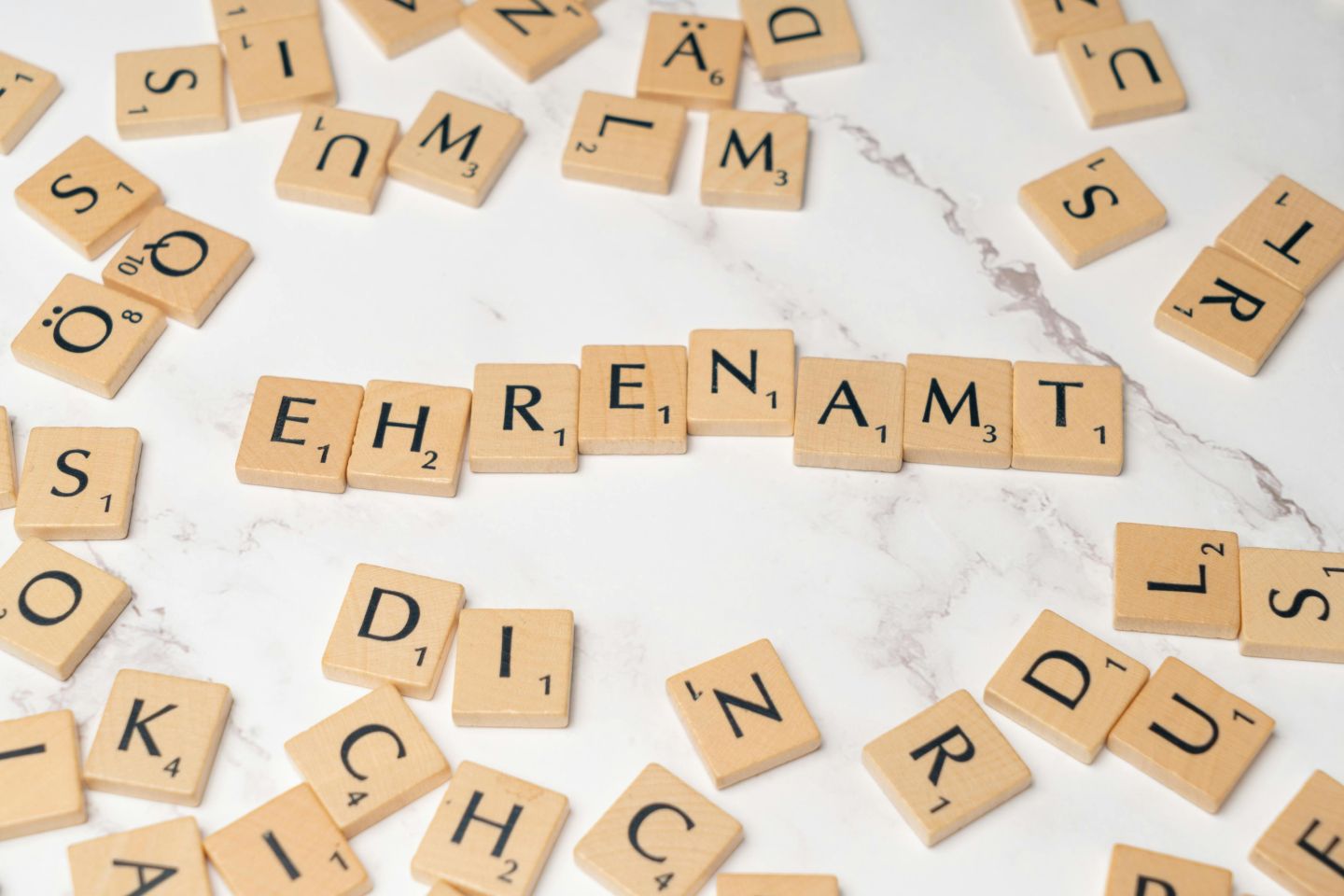 Buchstaben aus Holz formen das Wort Ehrenamt