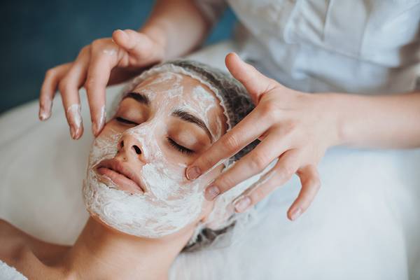 Numbing cream before microneedling