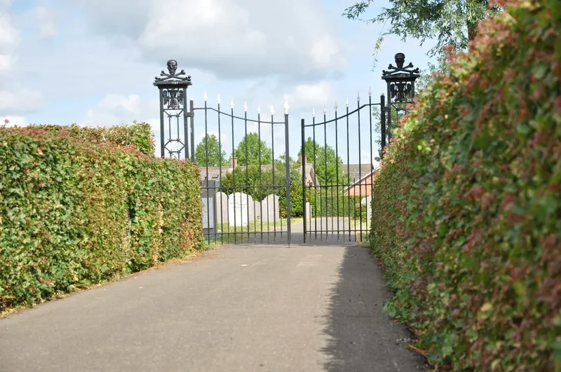 Ingang van de begraafplaats van Begrafenisverzorging Dorst