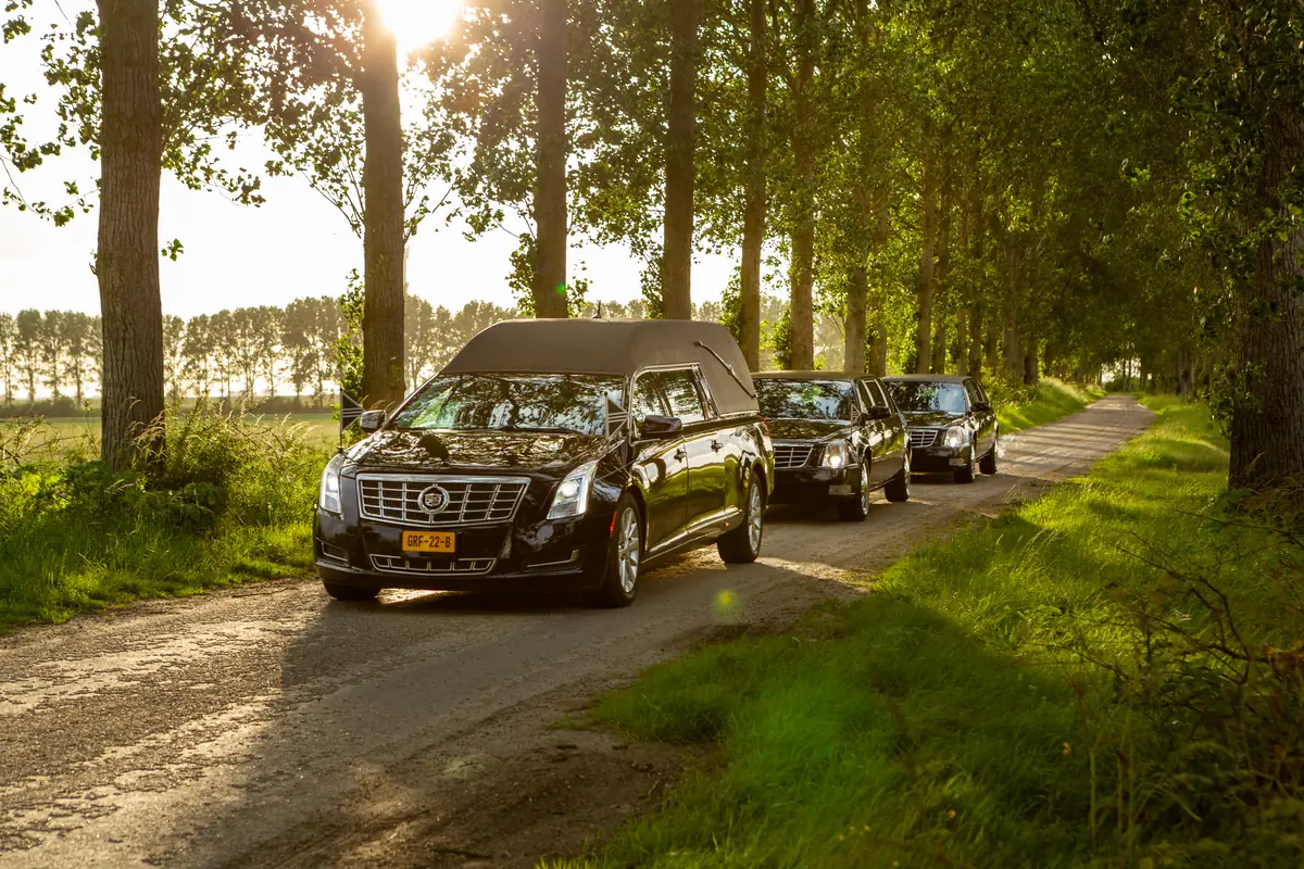 Rouwauto en volgauto van Dorst Begrafenisverzorging onderweg naar de begraafplaats