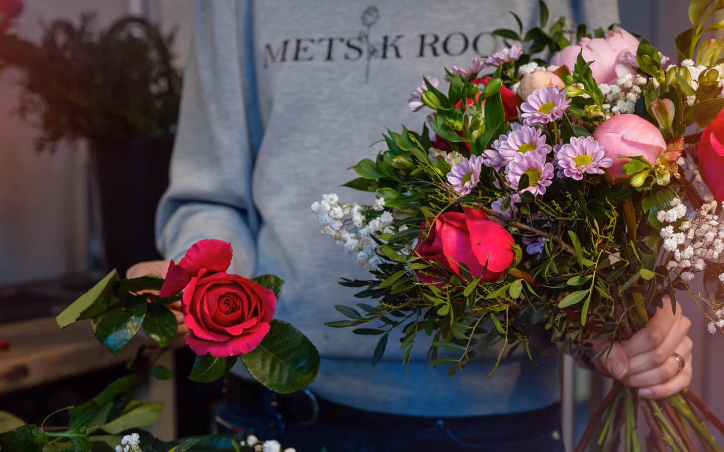 Rooside ja lillede kimp Metsik Roos lillepoes Tartus