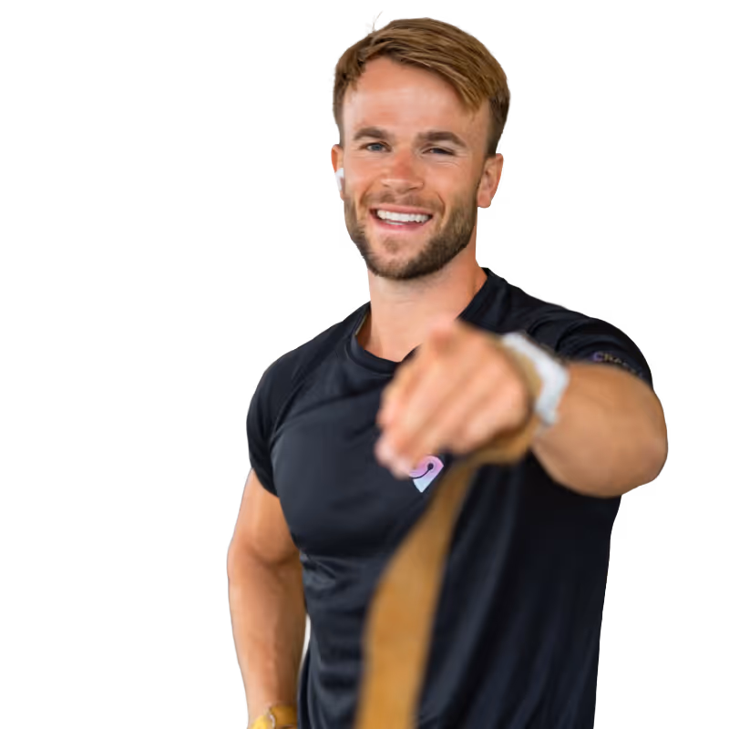 Personlig trener Martin Myrvold demonstrerer en øvelse i treningsstudio.