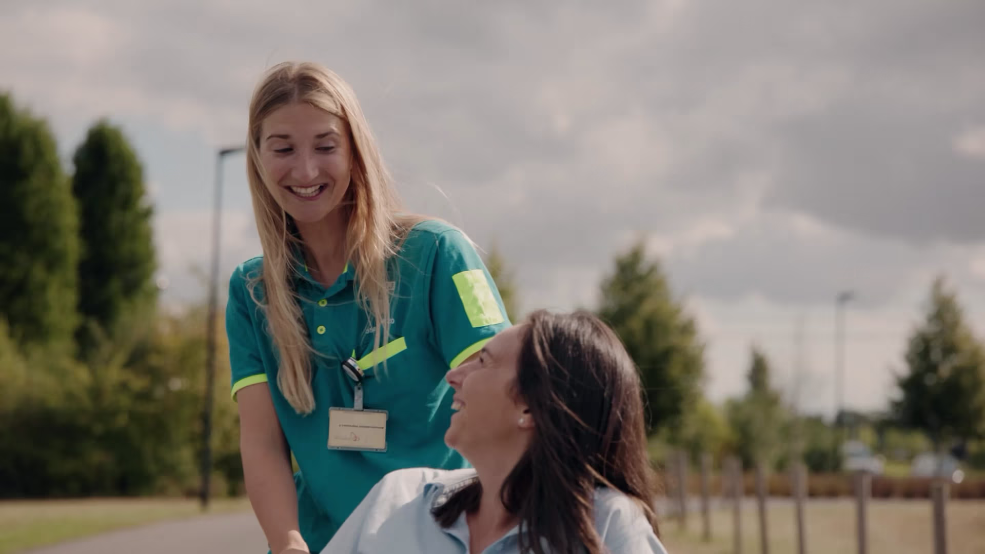 Achtergrond sfeerbeeld ACMD Patiënt wordt in een rolstoel vervoerd