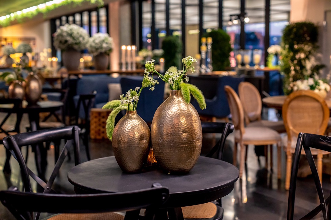 Round table with golden vases and floral decor