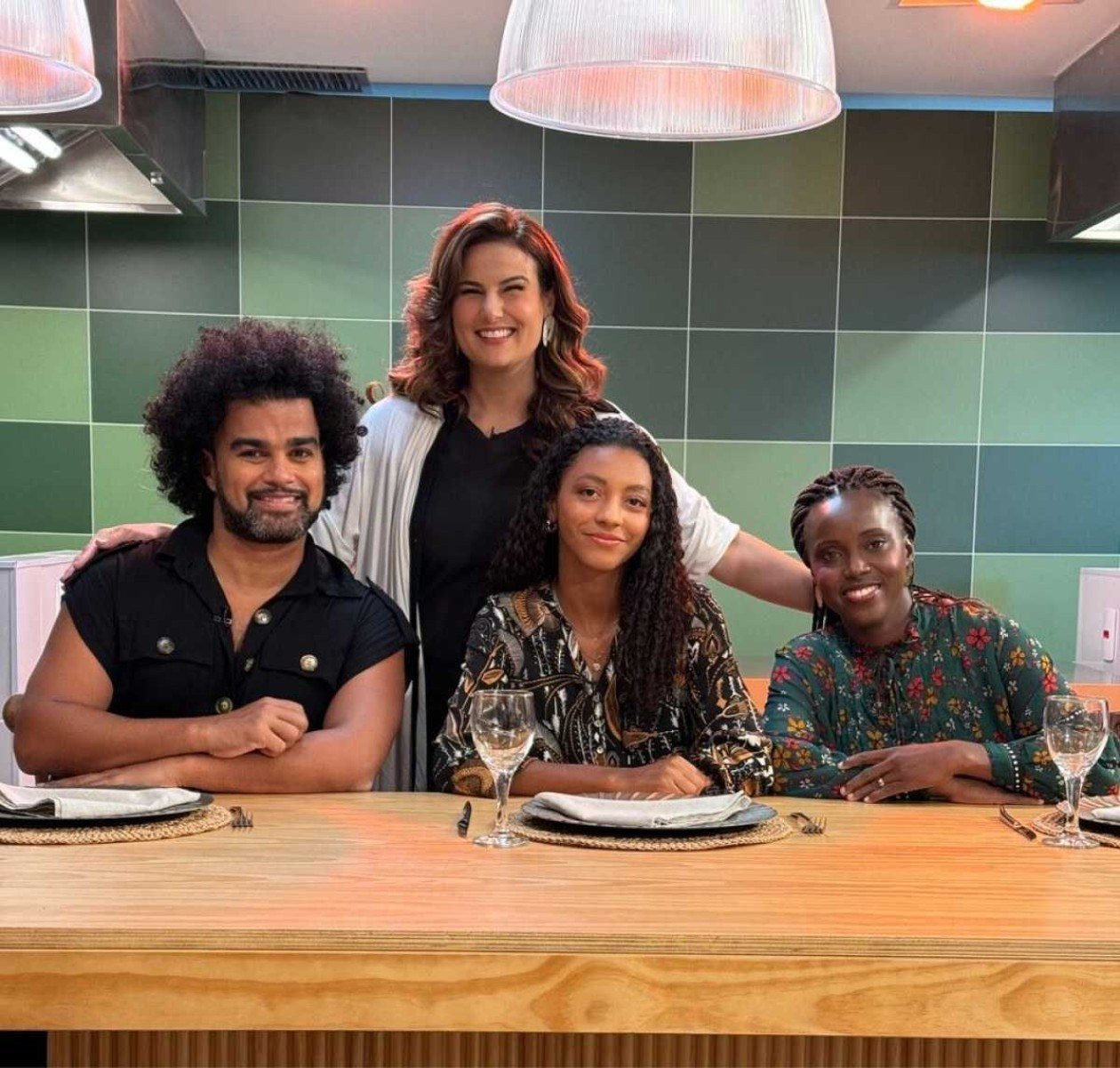 Úrsula Corona e os jurados Breno Cruz, Sabrina Silva e à direita Youdmila Vila Nova