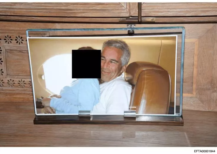 Jeffrey Epstein dans un avion privé tenant une jeune fille, image d’archive publiée dans la presse