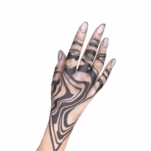 Hånd med sort og beige Suminagashi-inspireret tatovering, der dækker bagsiden og fingrene.