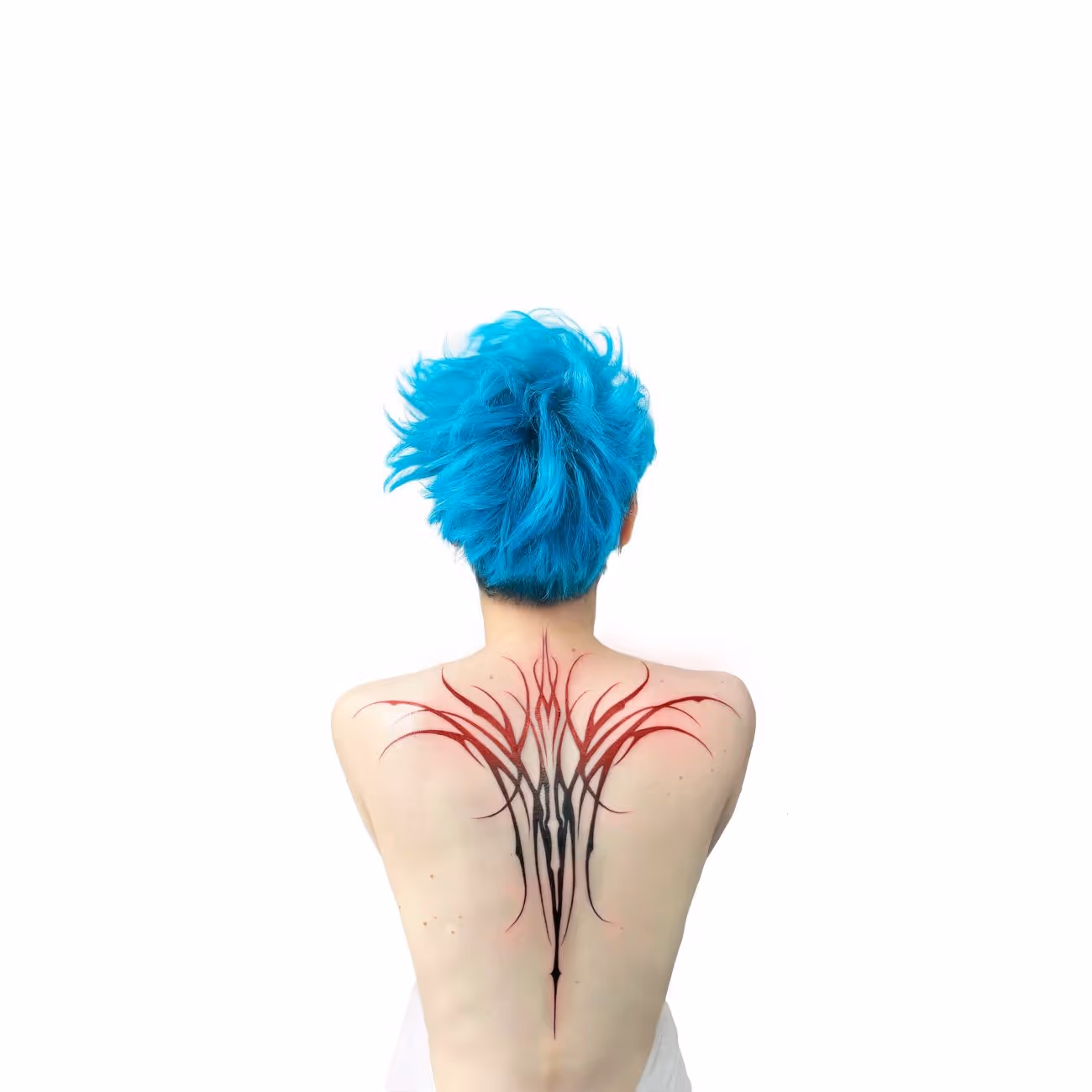Person med kort, farvet blåt hår med en sort og rød neotribal tatovering på ryggen.