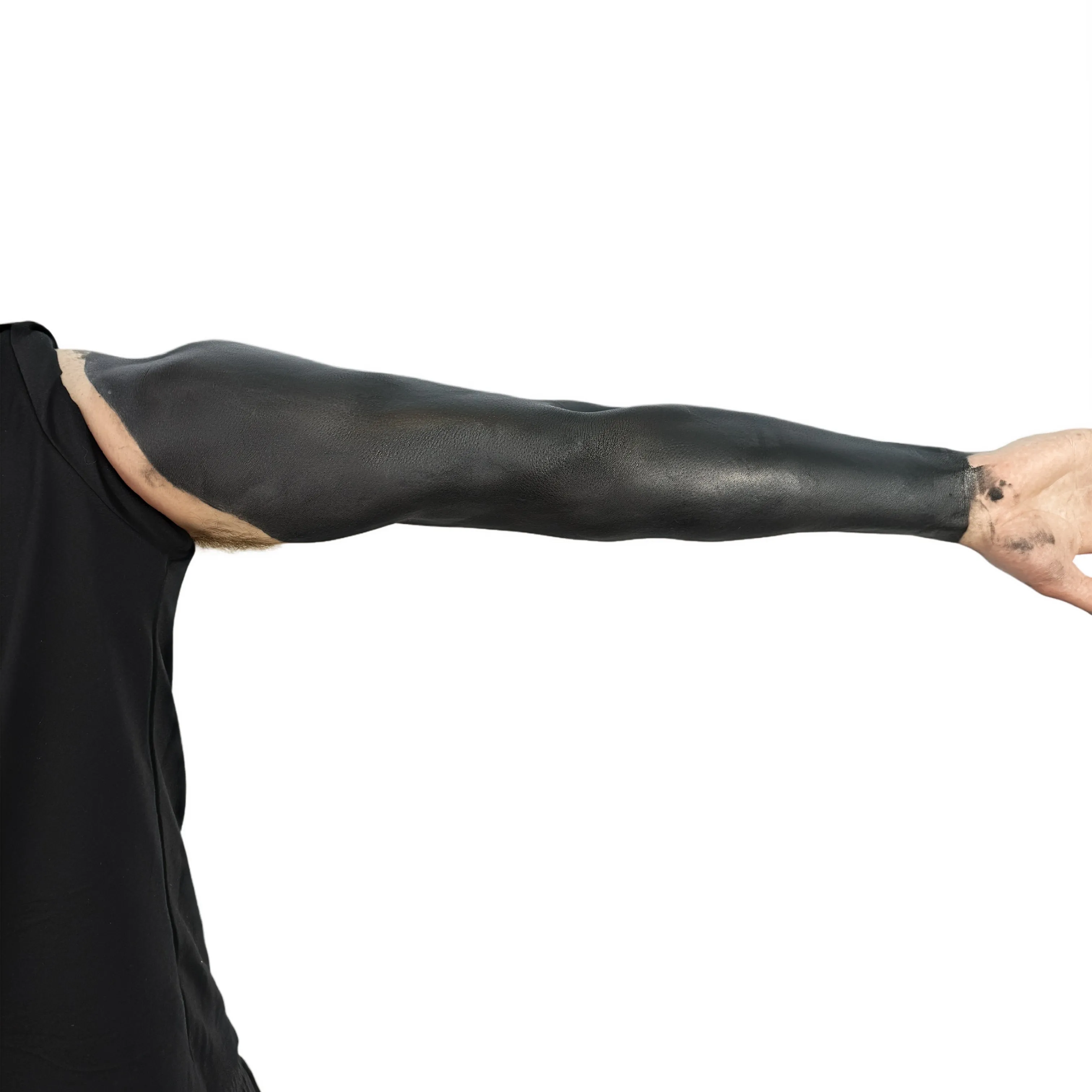 En arm malet helt sort fra skulderen til håndleddet med sort maling under skjortearmen.