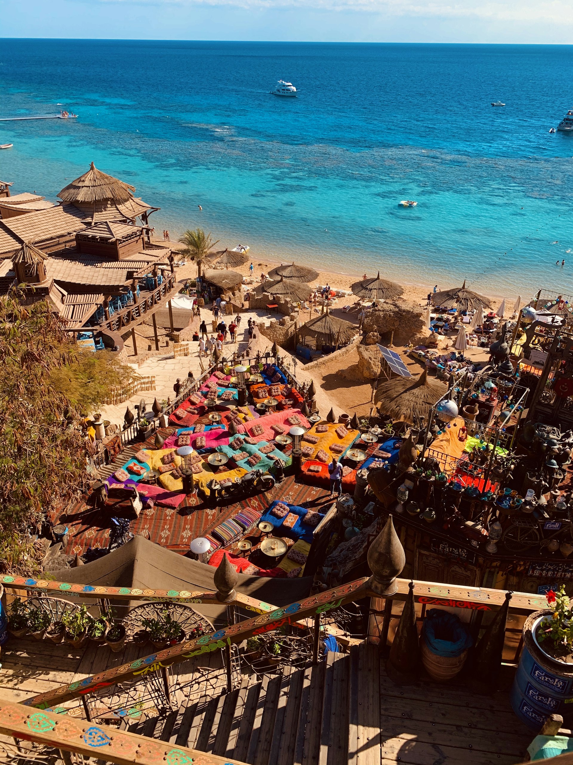 Sonnenschirme am Strand von Sharm el-Sheikh am Roten Meer