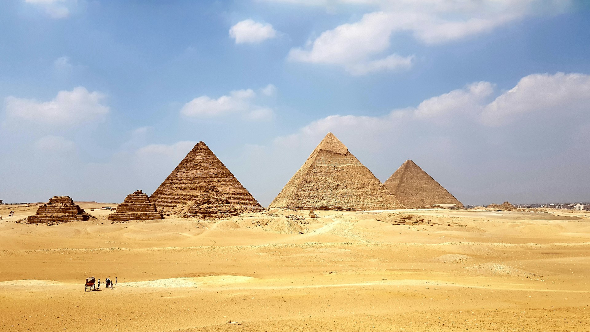 Die Pyramiden von Giza unter strahlend blauem Himmel