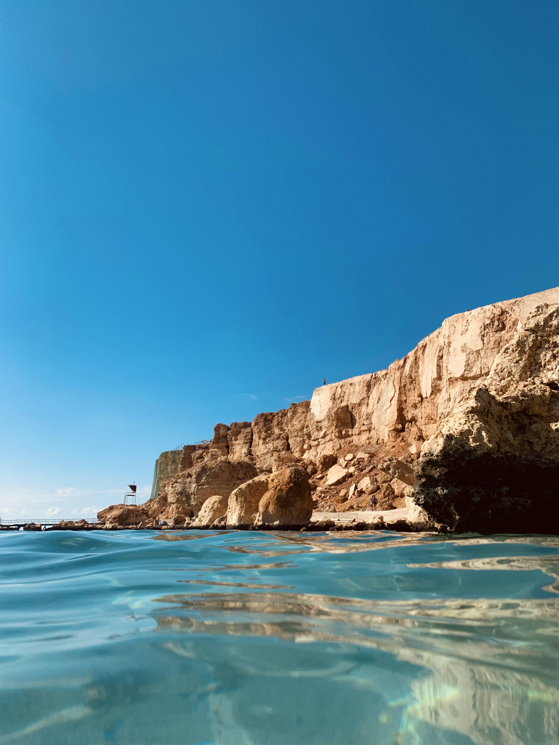 Kristallblaues Wasser am Roten Meer mit Felsküste – typisch für Marsa Alam