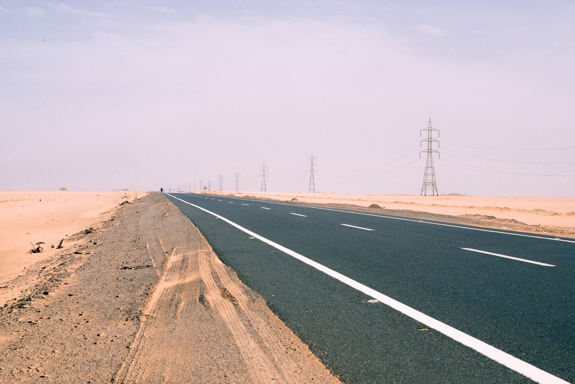 Wüstenstraße in Ägypten – Verbindung zwischen Hurghada und Luxor durch die Eastern Desert
