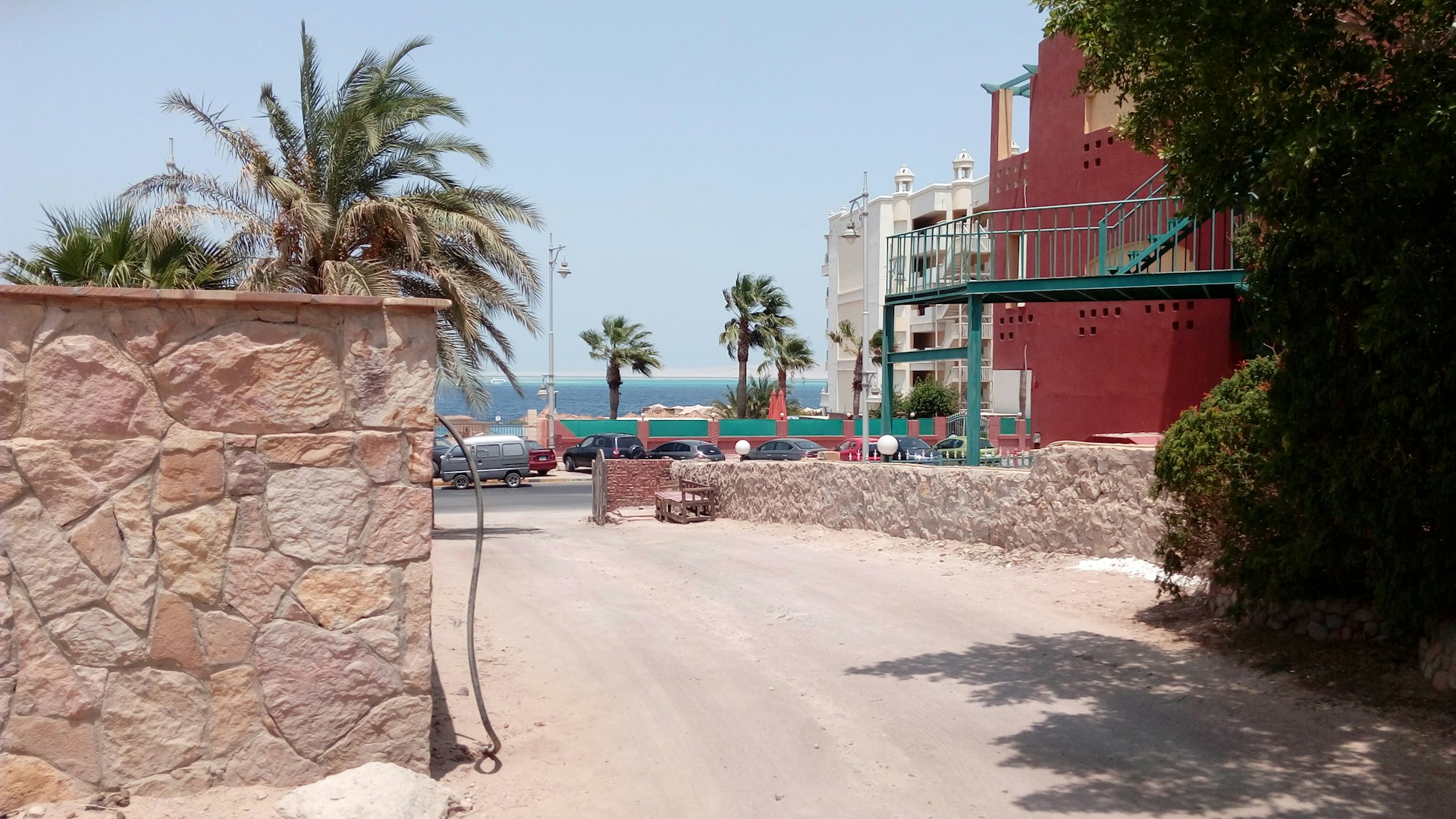 Weiße mediterrane Resort-Architektur mit Palmen unter strahlend blauem Himmel