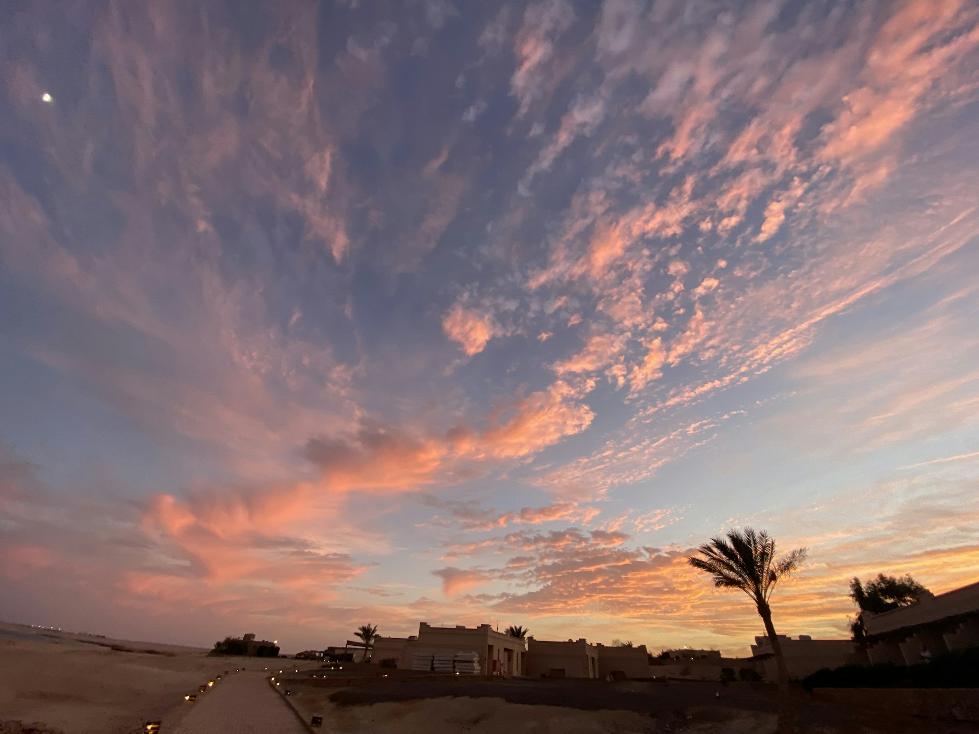 Sonnenuntergang über dem Strand von Hurghada am Roten Meer