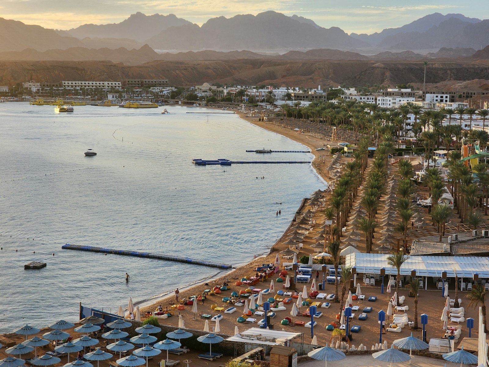 Marina von Sharm el-Sheikh mit Booten und Resorts