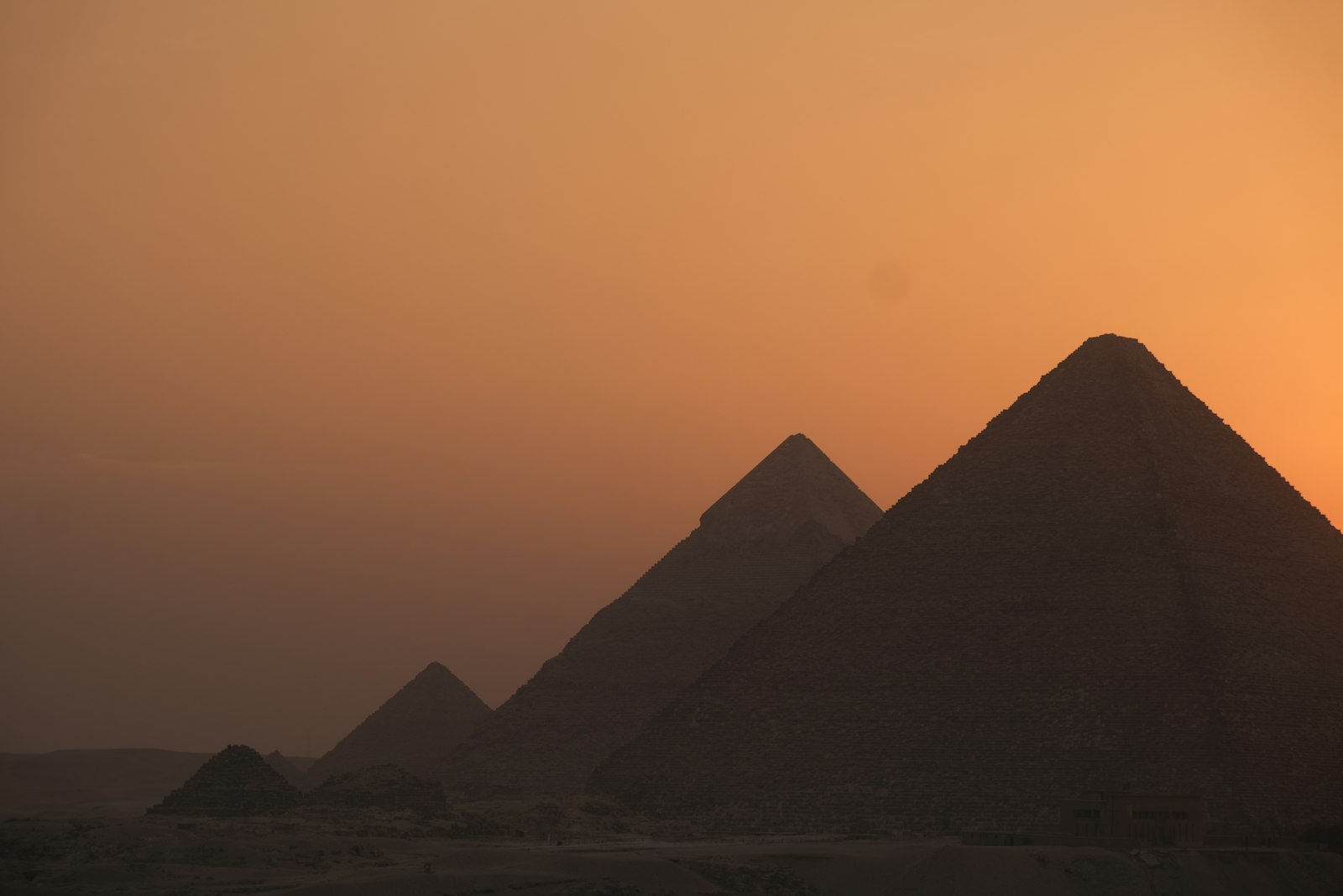 Sonnenuntergang hinter den Pyramiden von Giza