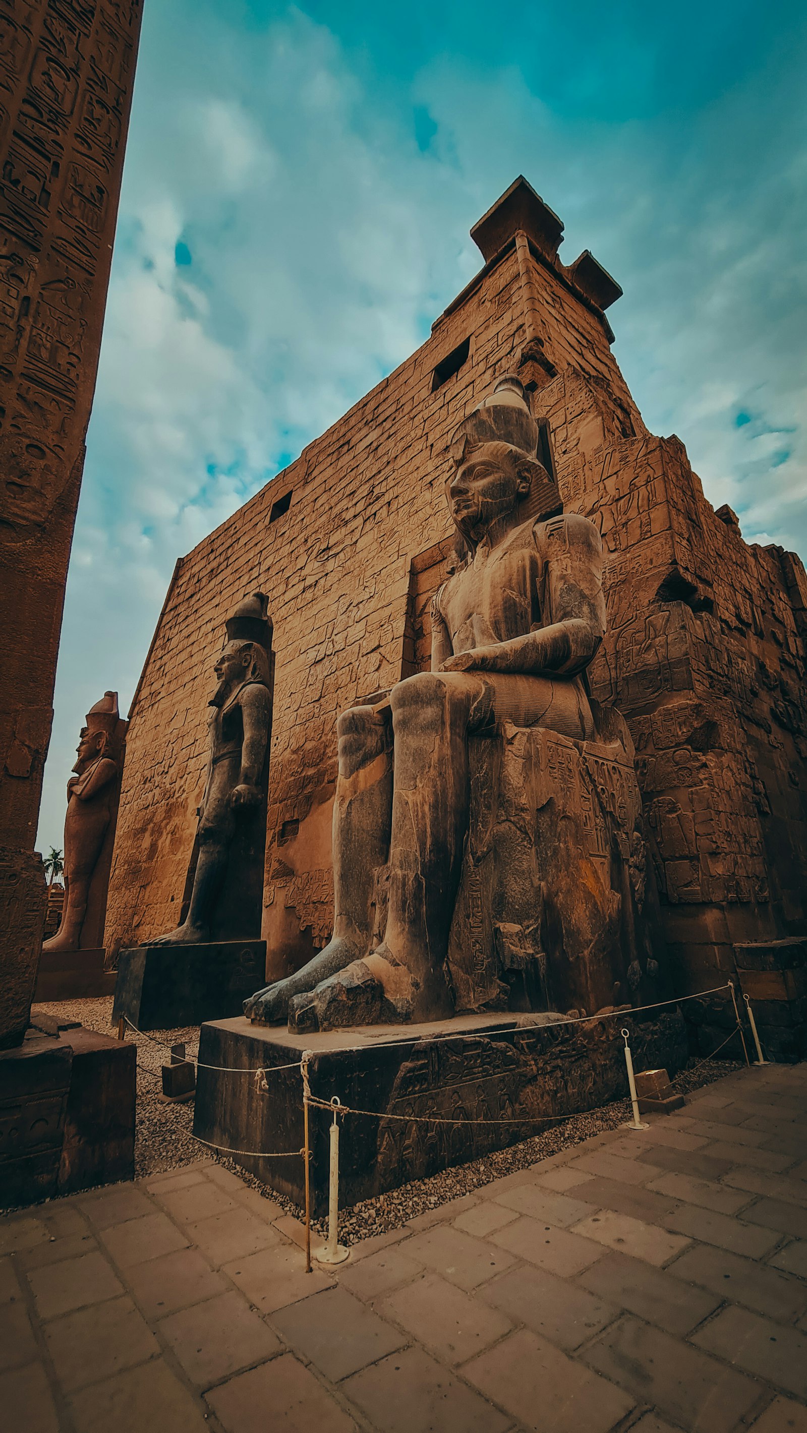 Pharaonische Statue am Luxor-Tempel im warmen Sonnenlicht