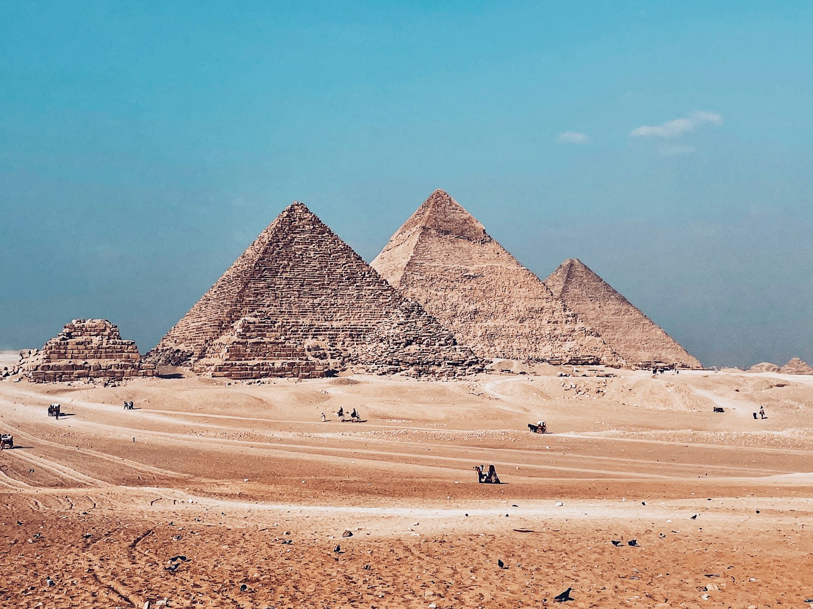 Pyramiden in der Wüstenlandschaft südlich von Kairo