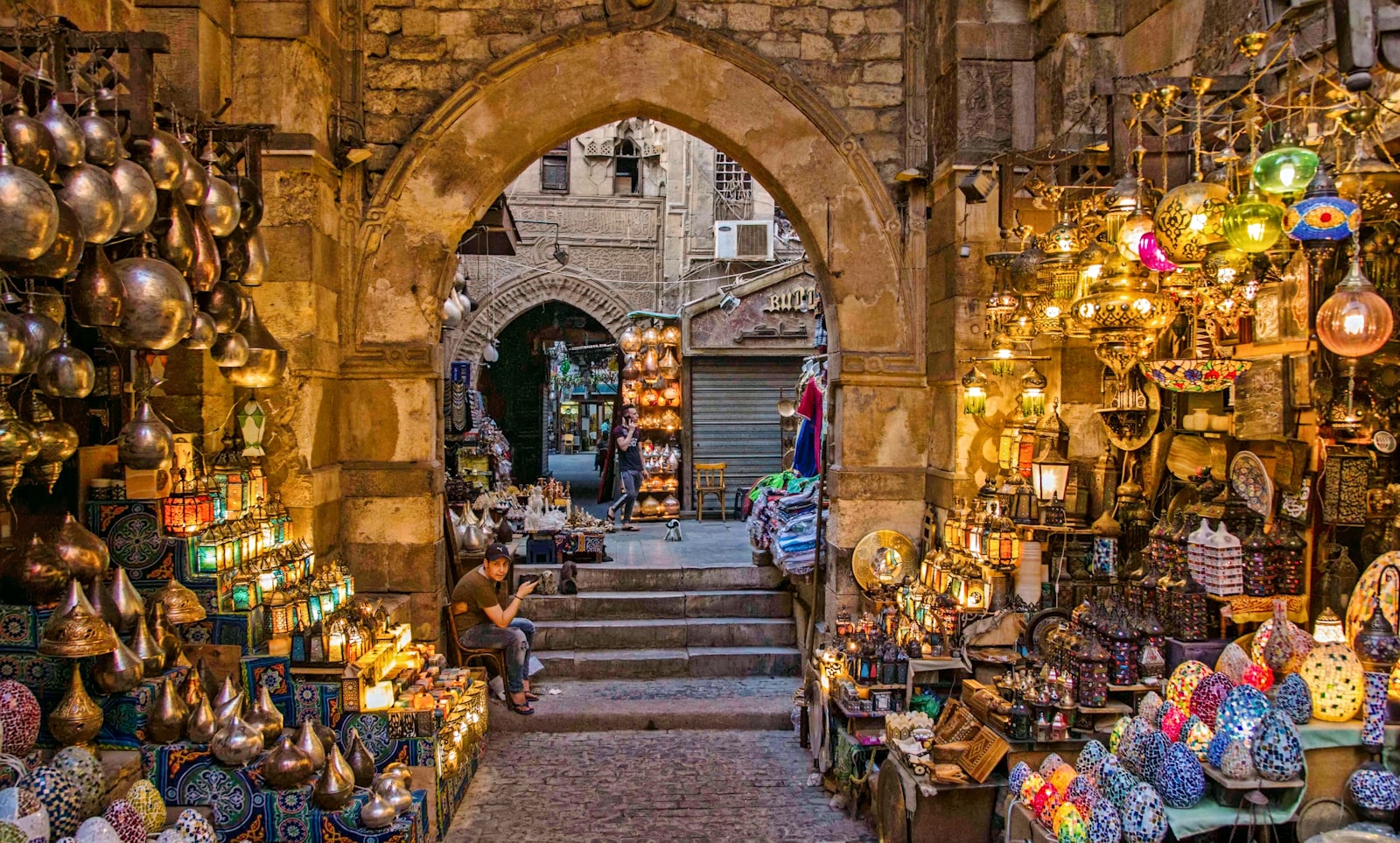 Schmale Gasse im Khan el-Khalili mit orientalischen Auslagen