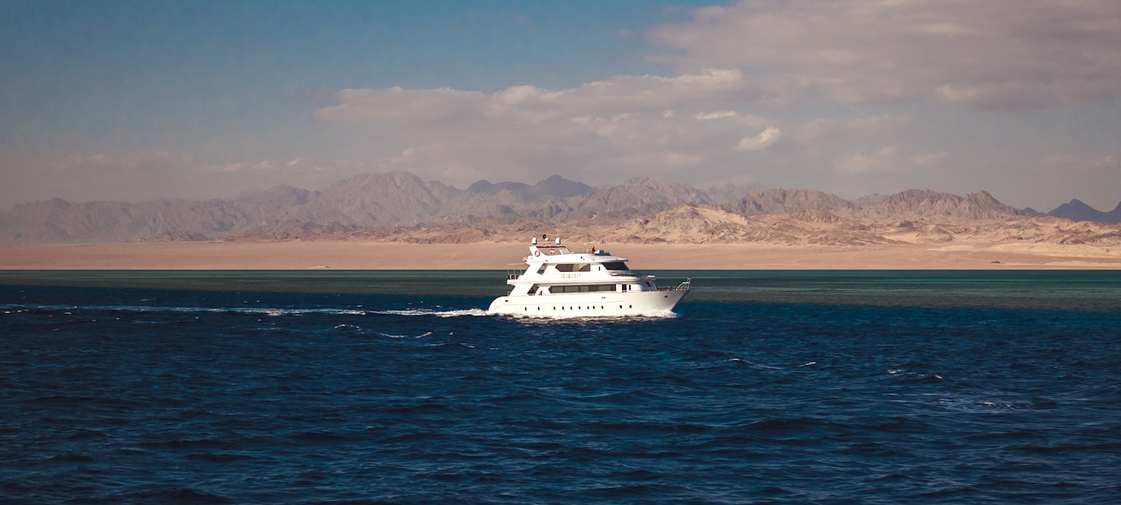 Schnorchel-Boot auf dem türkisblauen Roten Meer