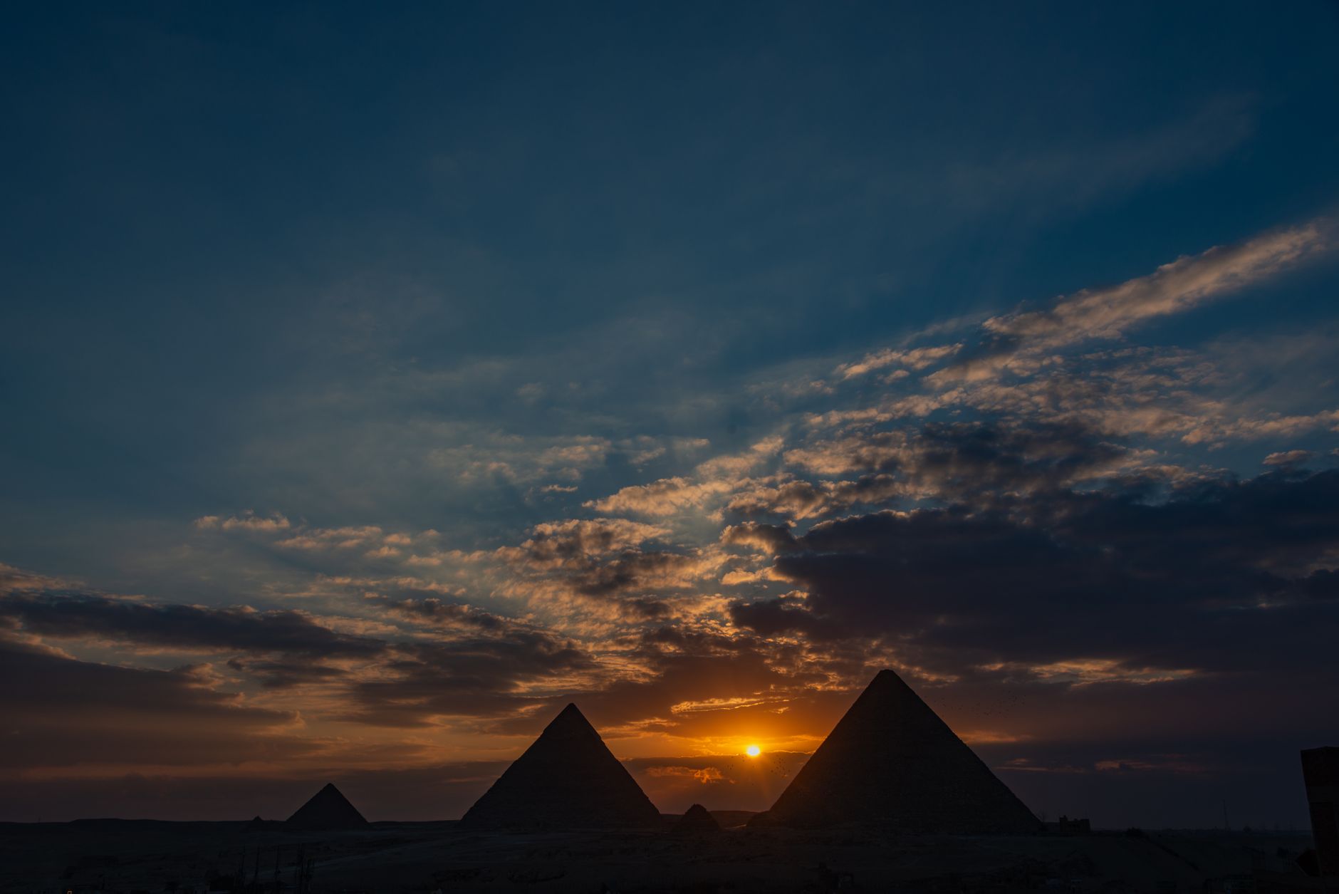 Sonnenaufgang über den Pyramiden von Gizeh mit wenigen Besuchern