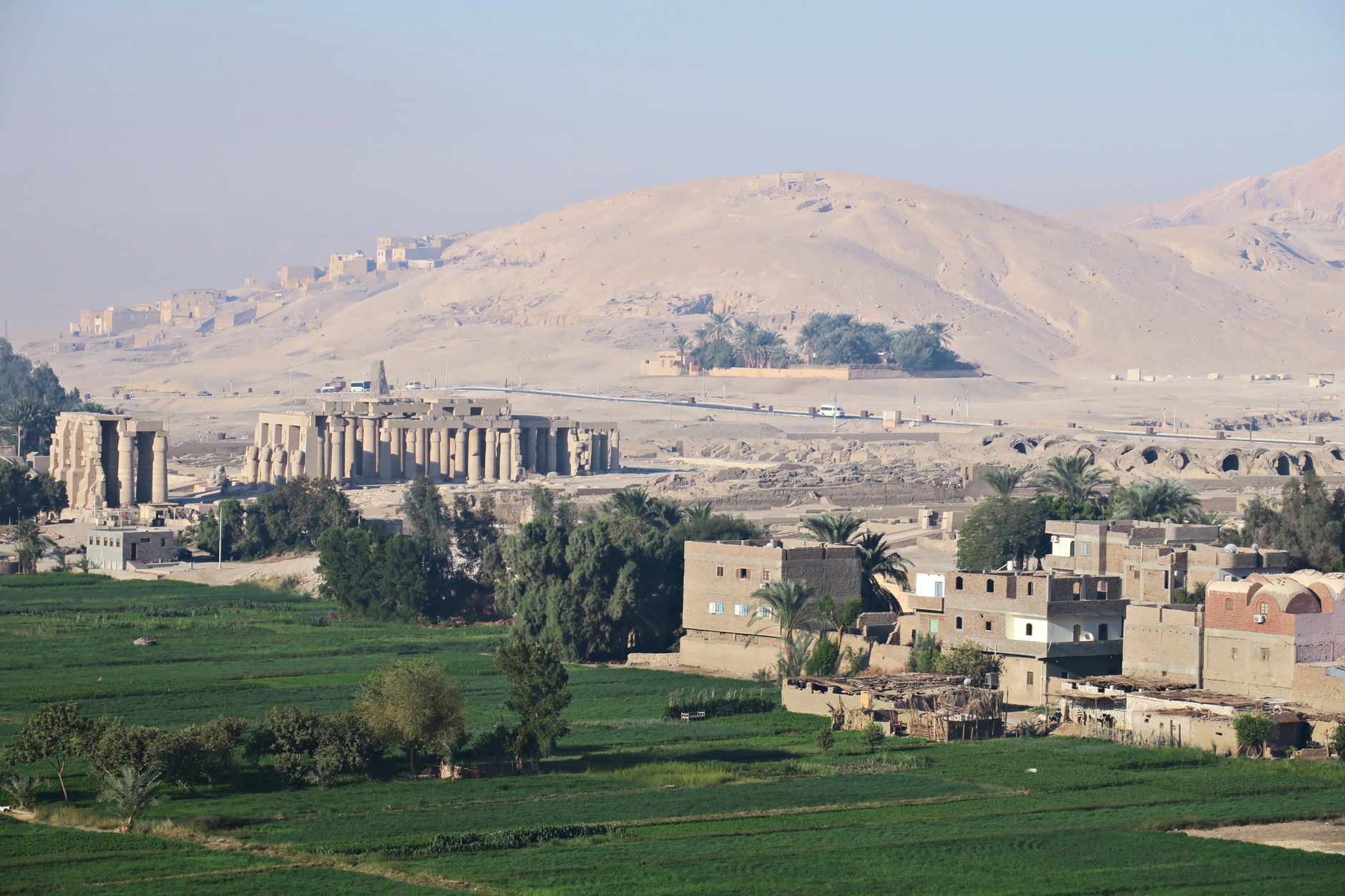 Lachende Kinder posieren vor der großen Sphinx von Gizeh