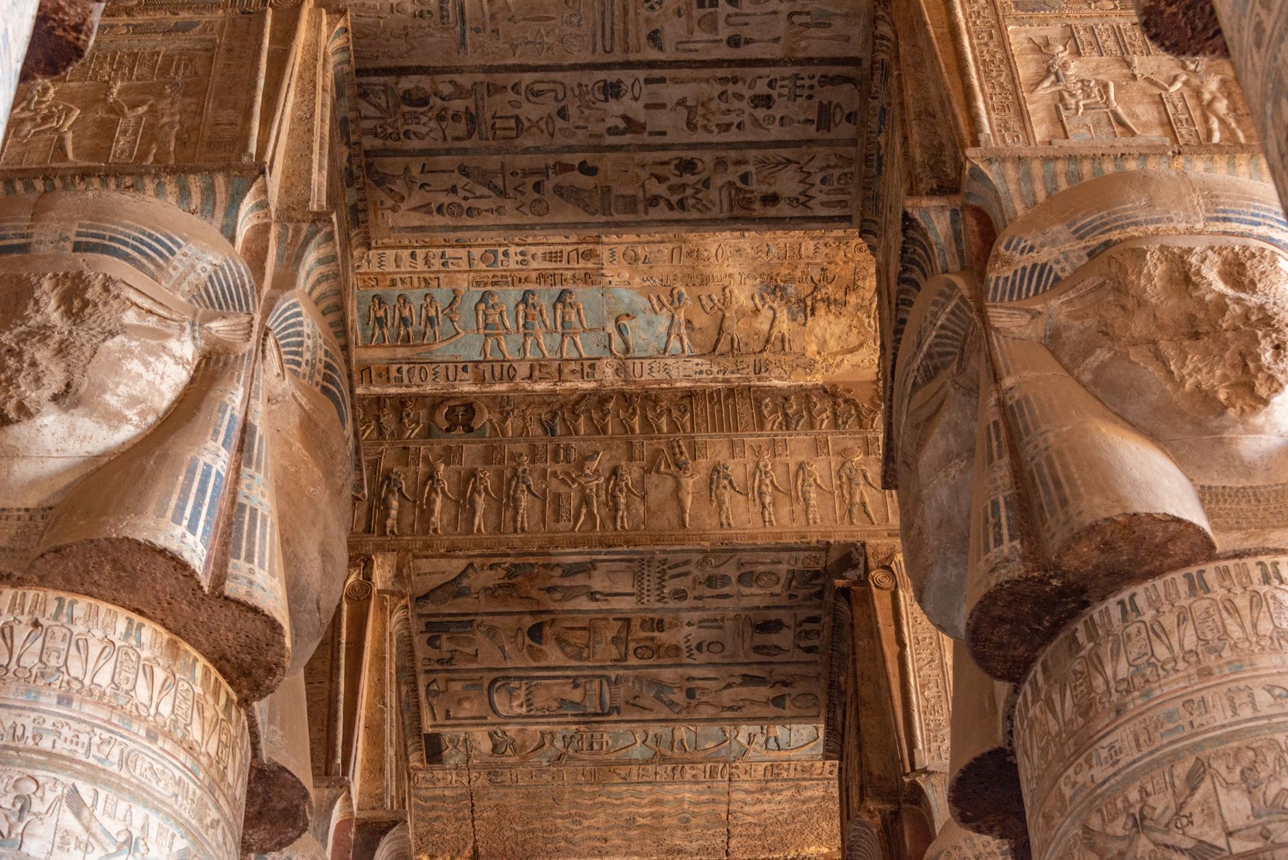Lachende Familie mit Kindern vor der Sphinx und den Pyramiden von Gizeh