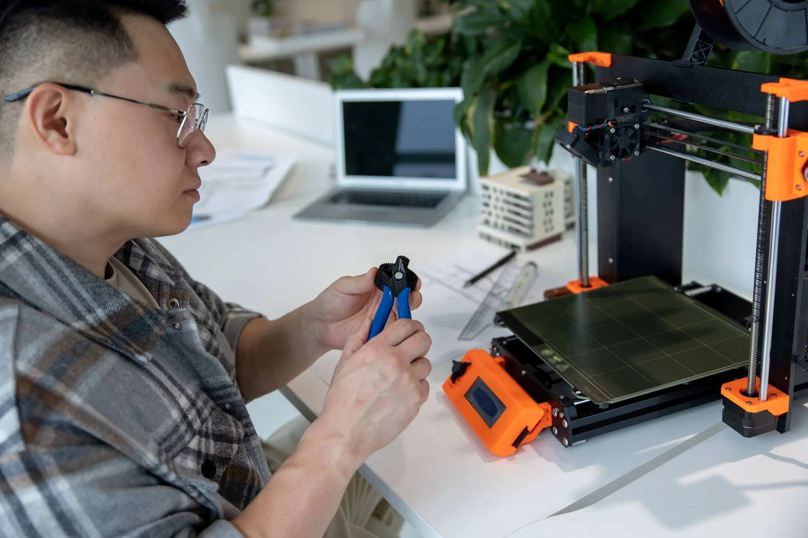 Prototype bench and 3D printer.