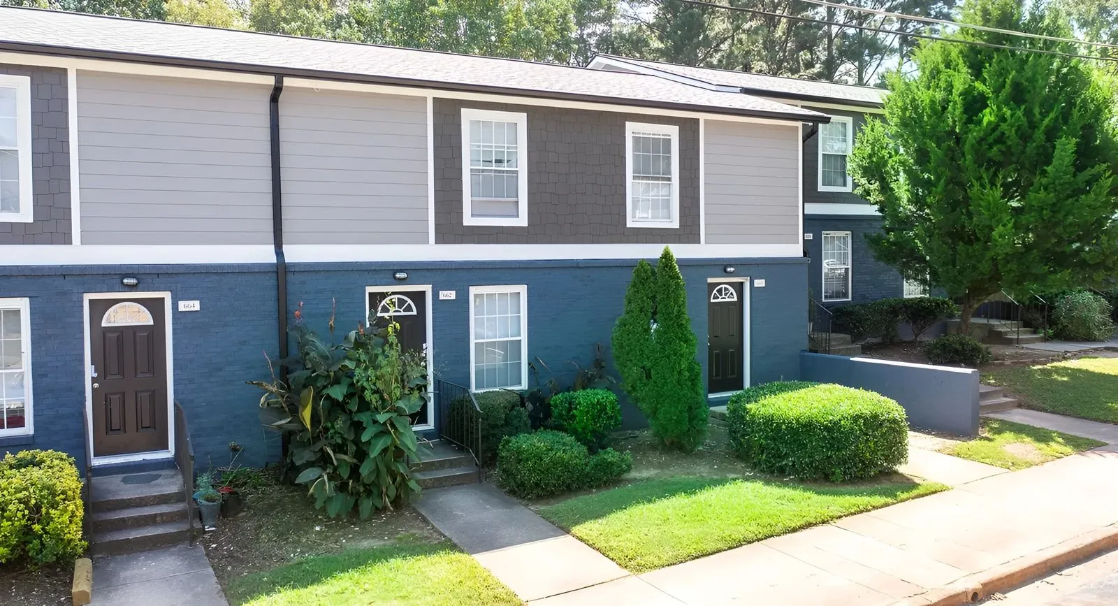 Exterior view of townhouse-style apartments with courtyard at The Ridge Apartments in Marietta, GA.