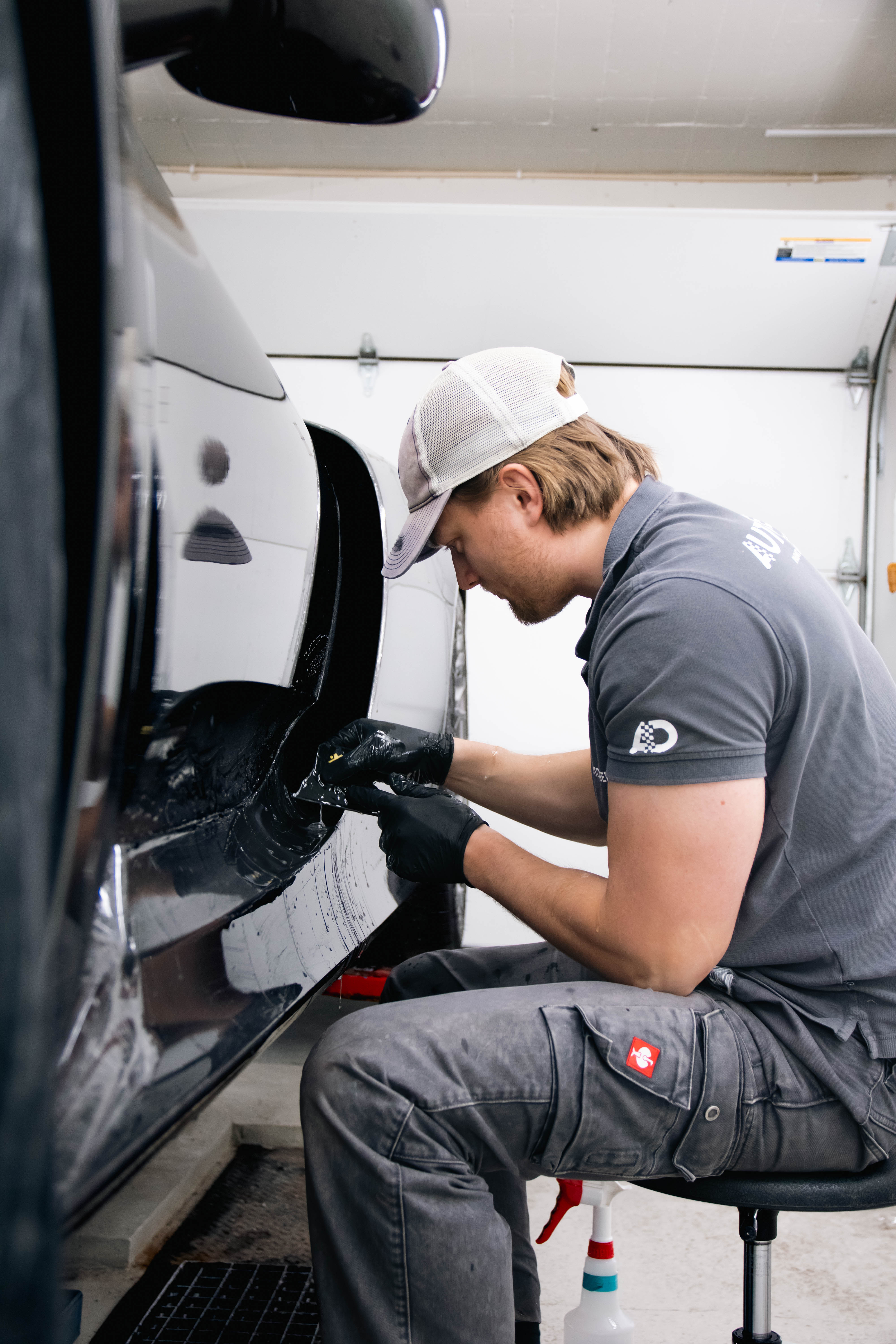 AutoShield Stockholm montör installerar stenskottsfilm ppf från XPEL på bil