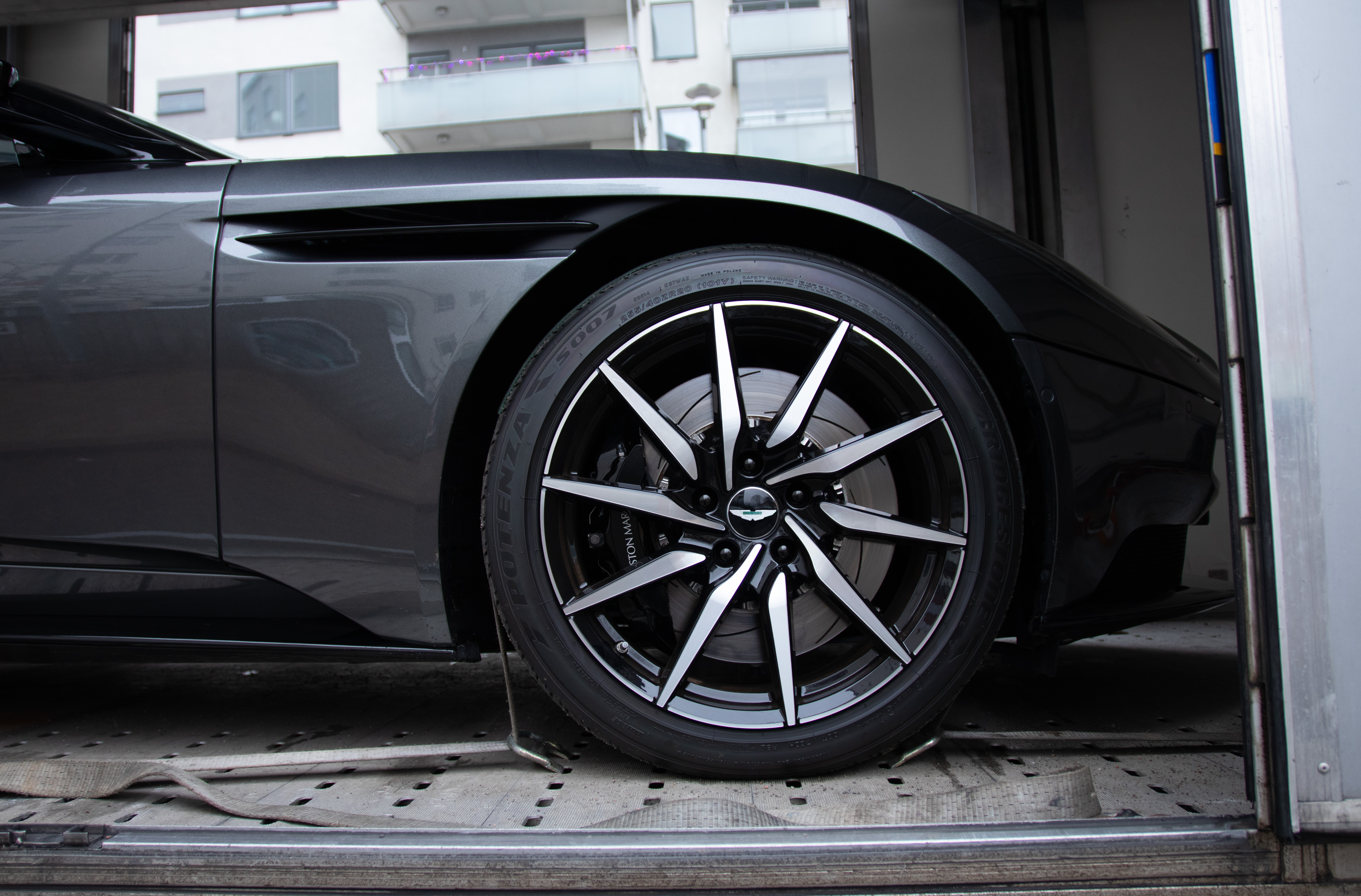 Aston Martin sedd från sidan under transport med AutoShield Stockholm