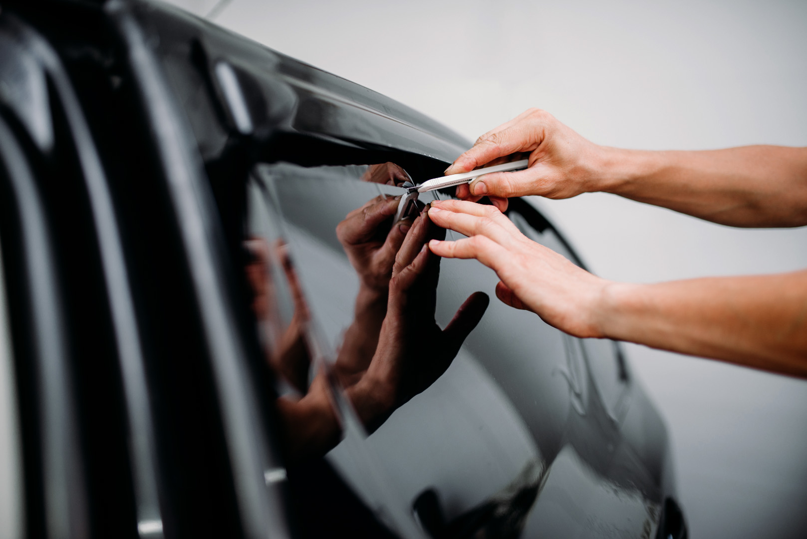 Installation och trim av solfilm på bakre sidoruta hos AutoShield