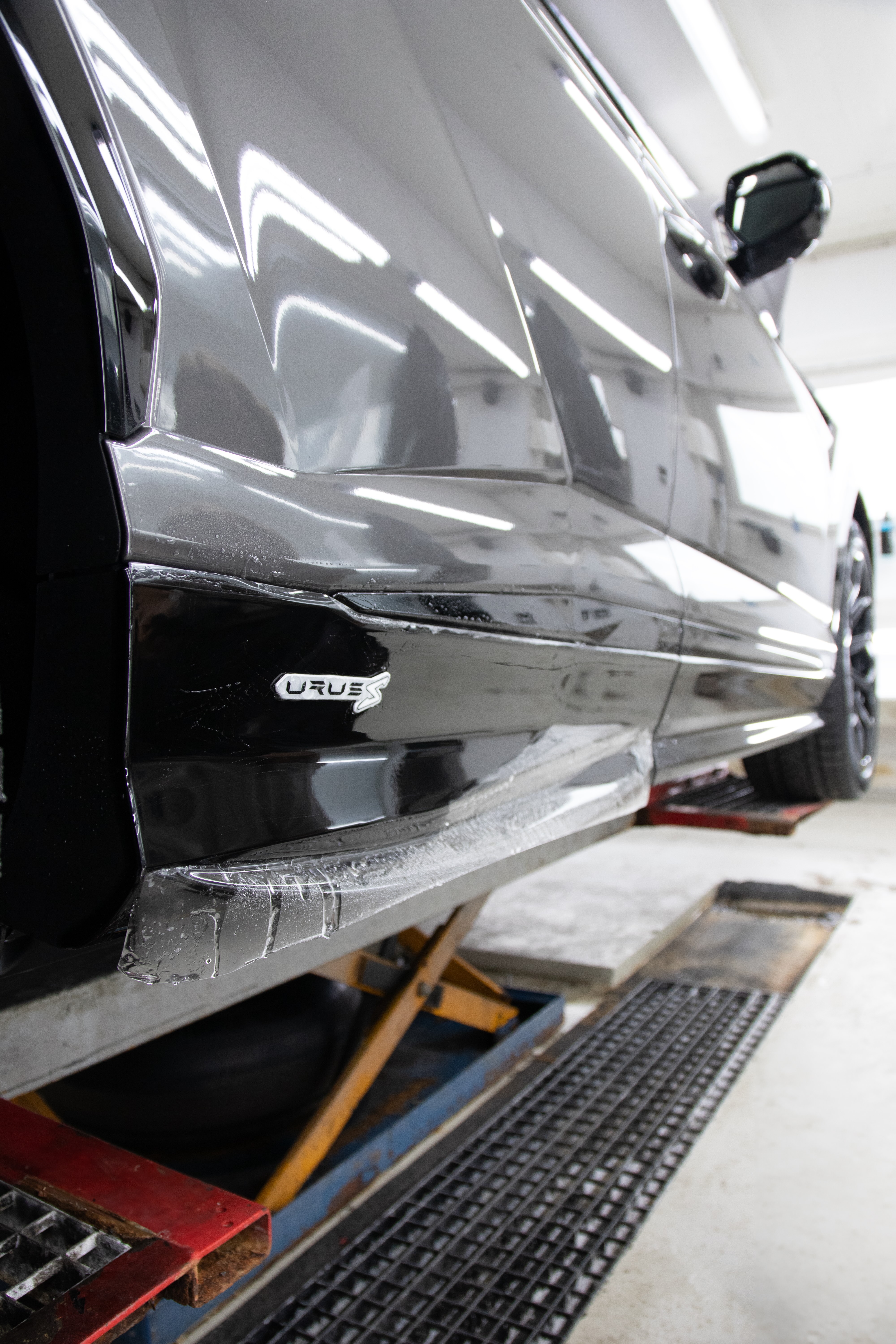 AutoShield Stockholm installation av stenskottsfilm ppf fråN XPEL på Lamborghini Urus S