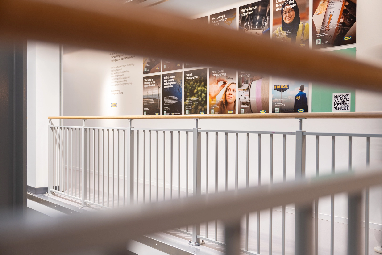 Attache balustrade handrail overlooking an interior walkway
