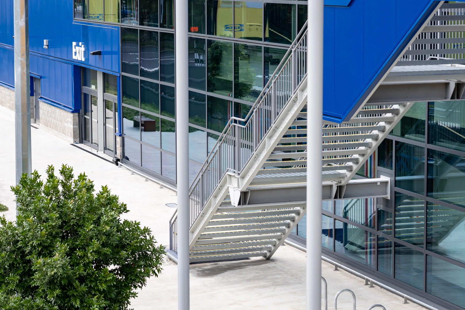 Attache balustrade and handrails on an exterior commercial staircase