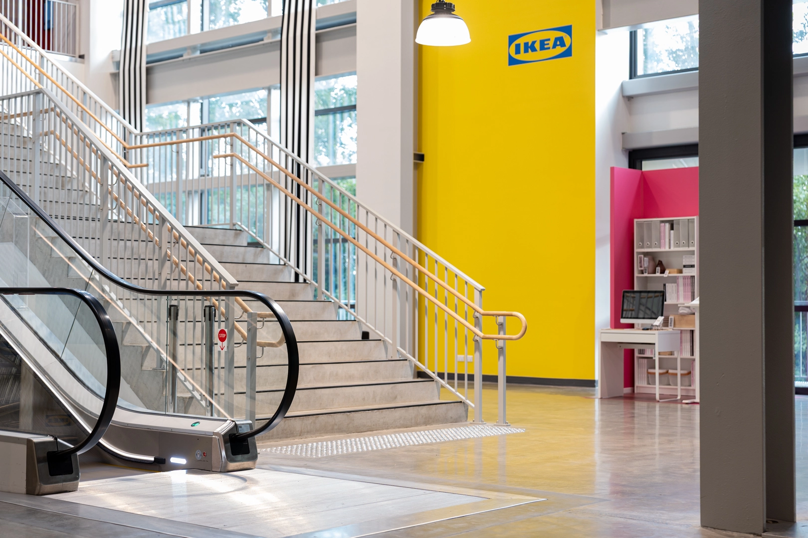 Attache balustrade system with aluminum handrails beside an indoor staircase